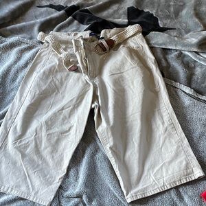 Just below the knee khaki capri withbelt